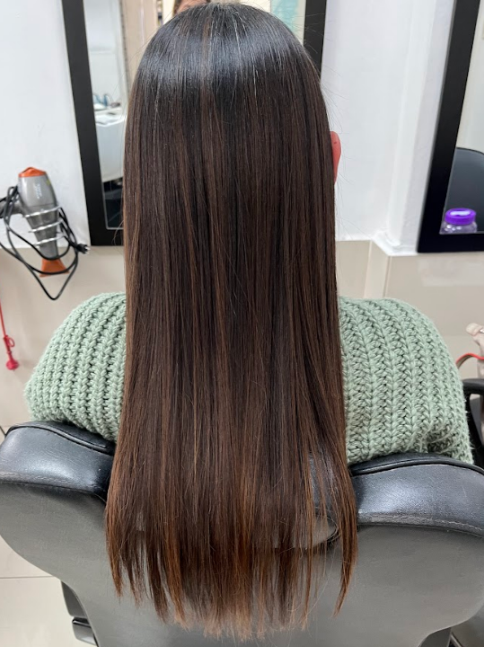 Imagen de tratamiento de botox capilar El efecto del Botox capilar puede durar entre 4 a 6 semanas, dependiendo del tipo de cabello y de los cuidados post-tratamiento. Es recomendable usar champús sin sulfatos y evitar el uso excesivo de herramientas de calor para prolongar los resultados.