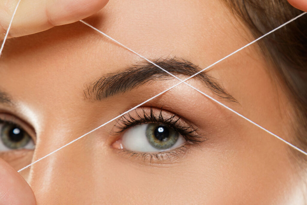 Imagen de depilación con hilo de cejas en Wapas Gcc Salón de Belleza. Depilación con Hilo de Cejas en Wapas Gcc Salón de Belleza